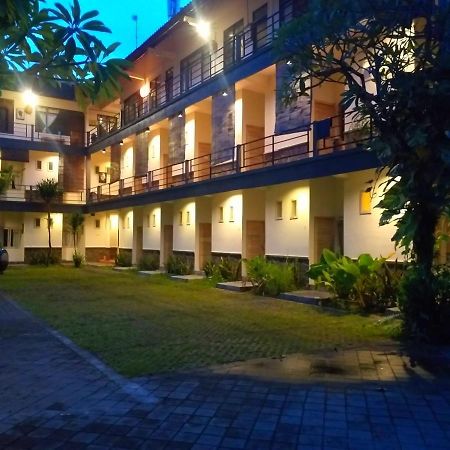 Urbanview Hotel Wayan Mansion Denpasar Exterior foto
