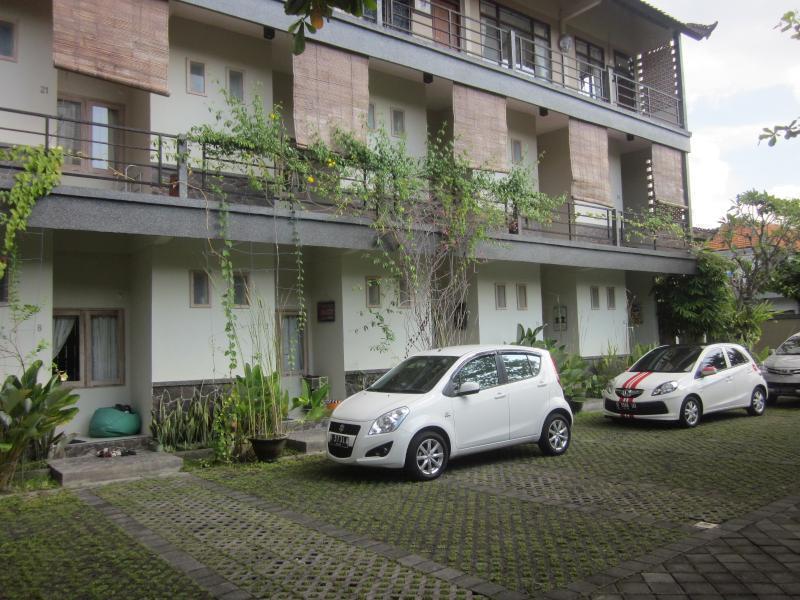 Urbanview Hotel Wayan Mansion Denpasar Exterior foto