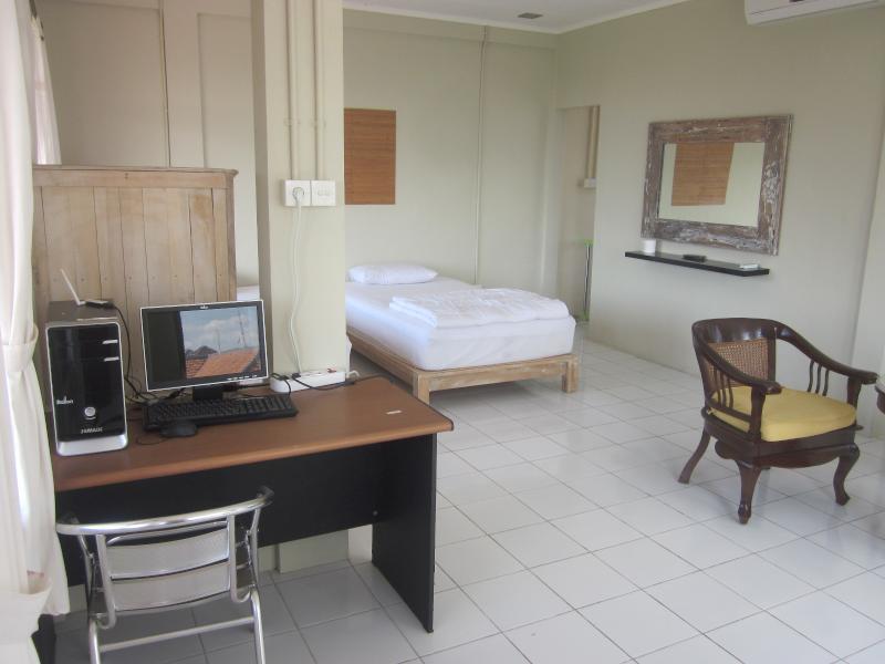 Urbanview Hotel Wayan Mansion Denpasar Exterior foto