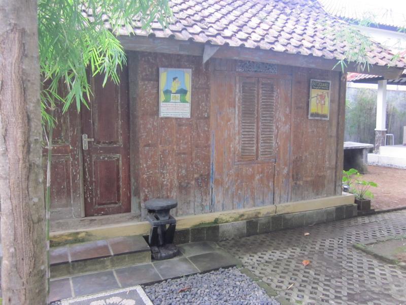 Urbanview Hotel Wayan Mansion Denpasar Exterior foto