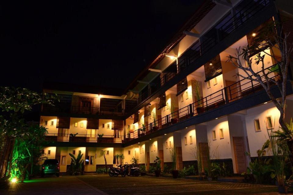 Urbanview Hotel Wayan Mansion Denpasar Exterior foto
