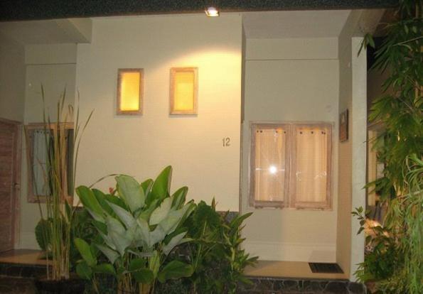 Urbanview Hotel Wayan Mansion Denpasar Exterior foto