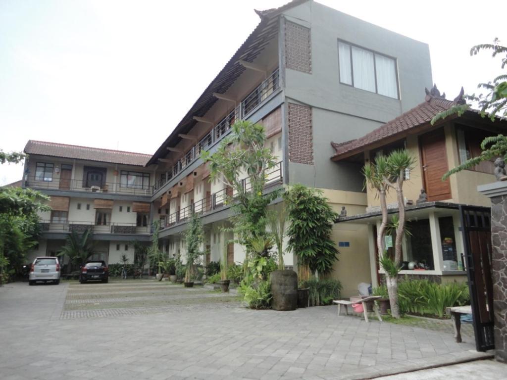 Urbanview Hotel Wayan Mansion Denpasar Exterior foto