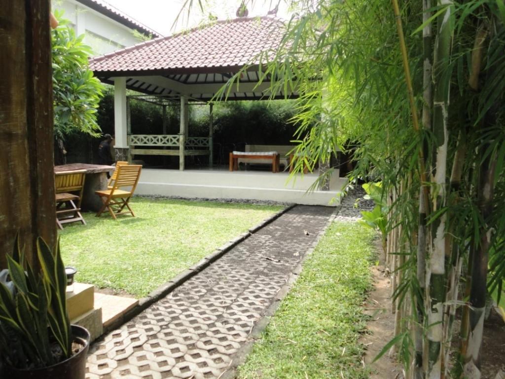 Urbanview Hotel Wayan Mansion Denpasar Exterior foto