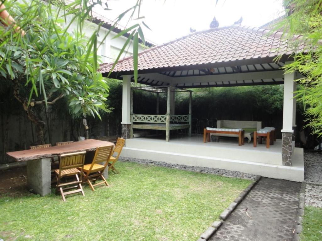 Urbanview Hotel Wayan Mansion Denpasar Exterior foto